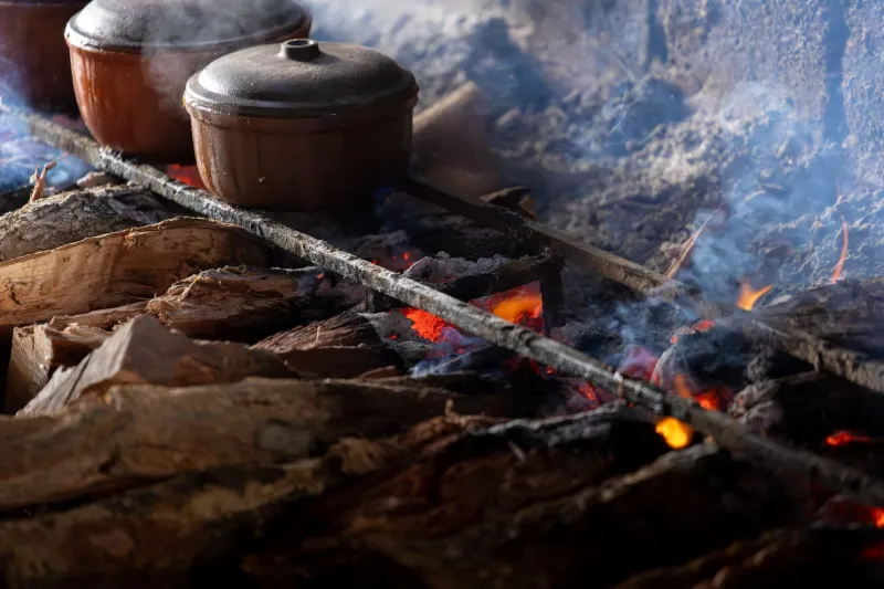 El fuego que no se apaga: cocina viva y recetas de siempre en el Paso Blanco